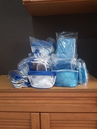  Lote de  104  neceseres azules impermeables