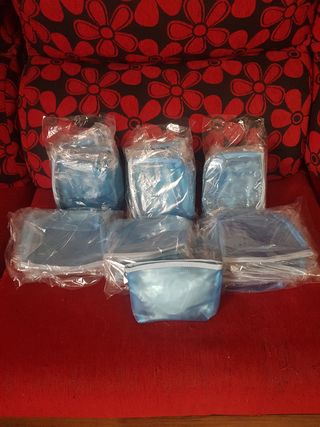  Lote de  104  neceseres azules impermeables