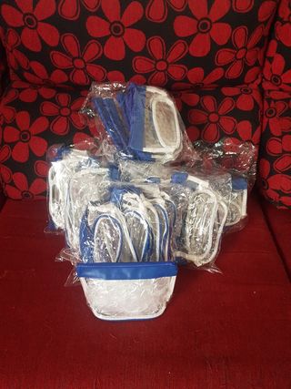  Lote de  104  neceseres azules impermeables