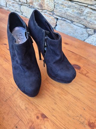 Zapatos tacón negro