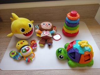Lote juguetes bebé: Baby Shark, mono y más