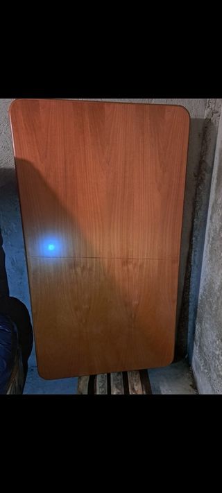 Mesa de madera marrón