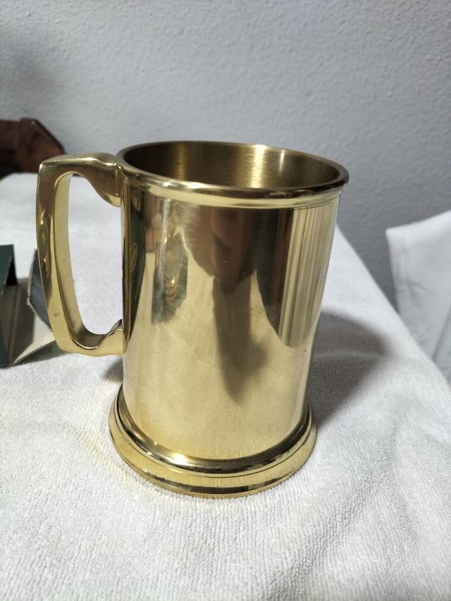 Caraffa in metallo dorato Estrella Levante