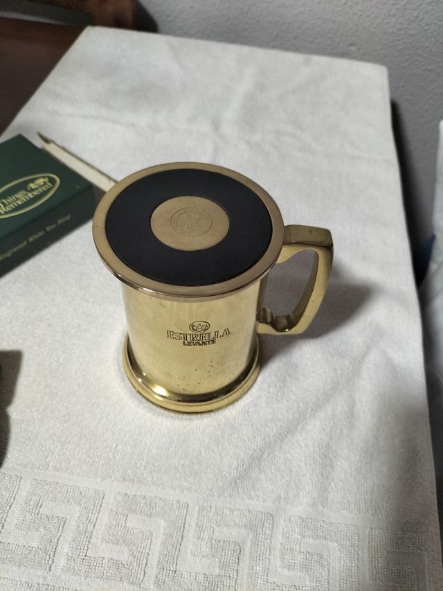 Caraffa in metallo dorato Estrella Levante