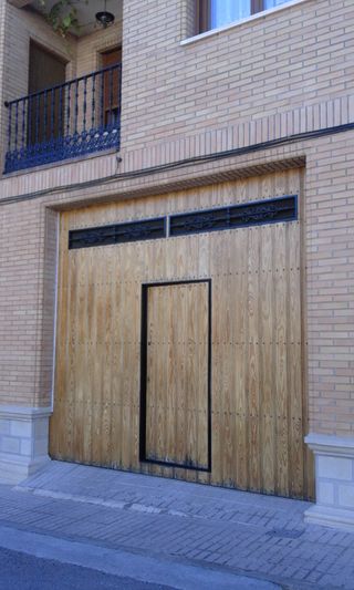 Portón madera con guías