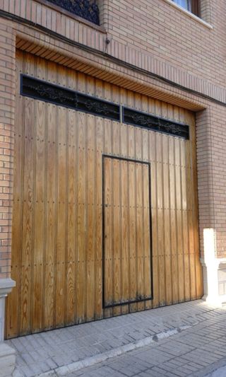 Portón madera con guías