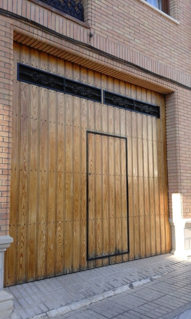 Portón madera con guías