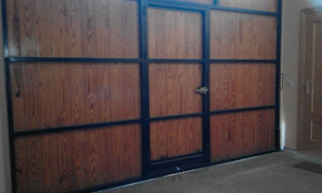 Portón madera con guías