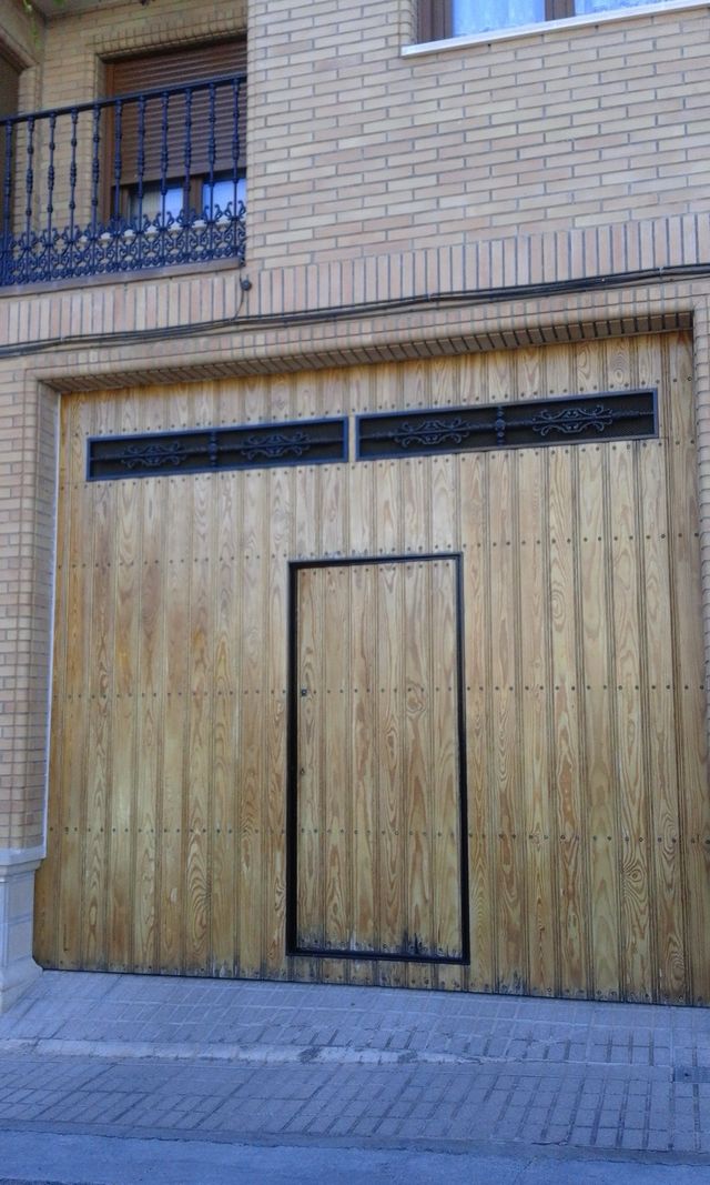 Portón madera con guías