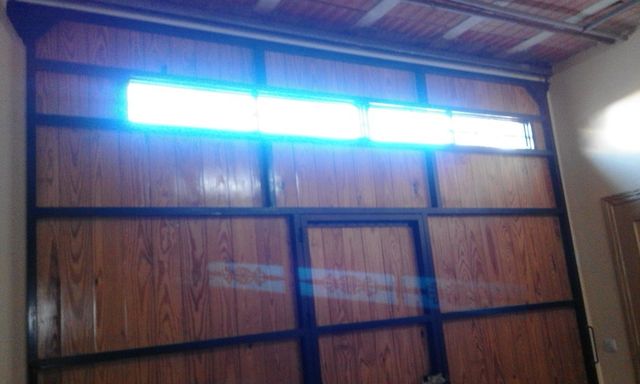 Portón madera con guías