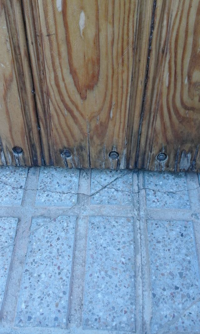 Portón madera con guías