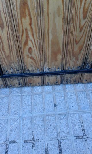 Portón madera con guías