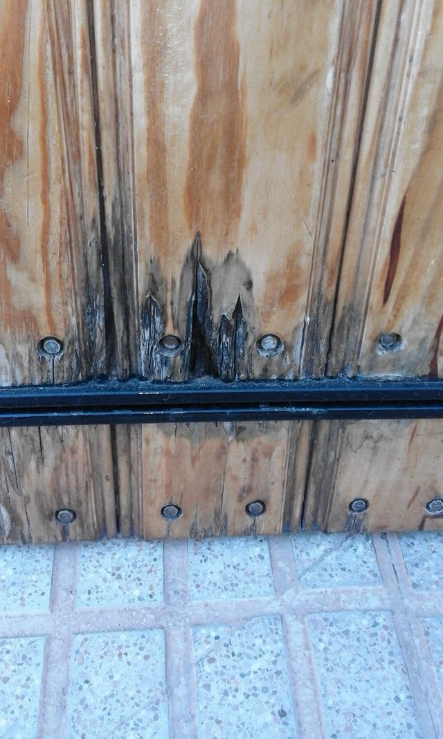 Portón madera con guías