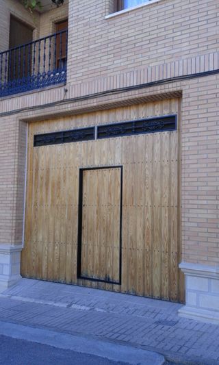 Portón madera con guías