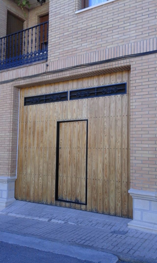 Portón madera con guías