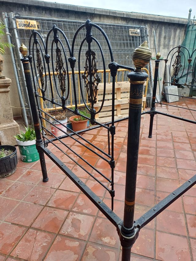 Cama hierro forja dorada. Siglo XIX