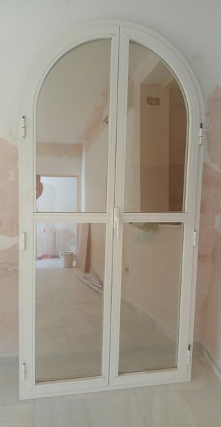 Puerta aluminio arco - blanca