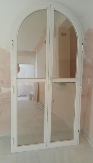 Puerta aluminio arco - blanca