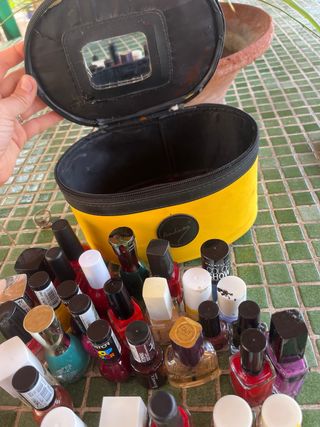 Neceser amarillo con esmaltes