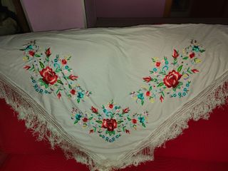 Mantón Manila bordado flores