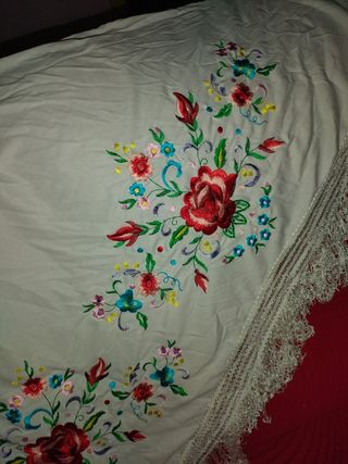 Mantón Manila bordado flores