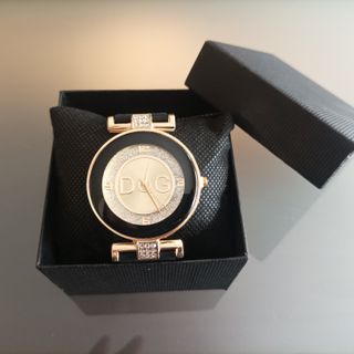 Reloj elegante mujer dorado y negro