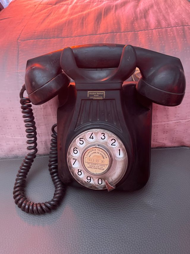 Telefono elettrico standard antico in bachelite
