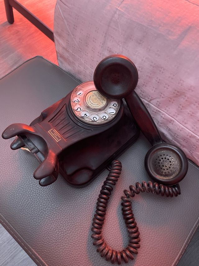Telefono elettrico standard antico in bachelite