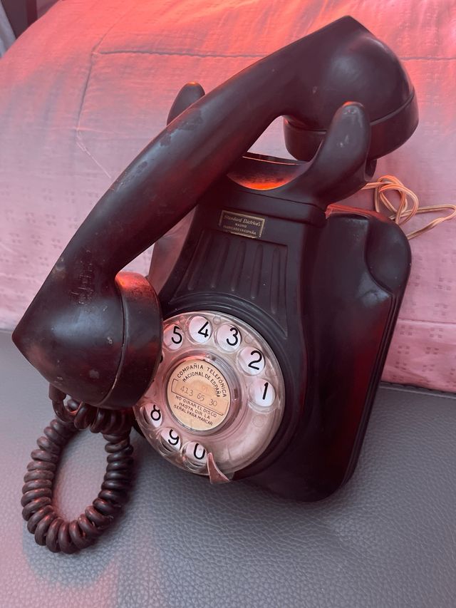 Telefono elettrico standard antico in bachelite
