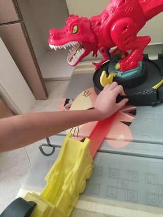 HotWheels Assalto del T-Rex Attacco con Lanciatore