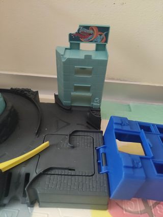 HotWheels Assalto del T-Rex Attacco con Lanciatore