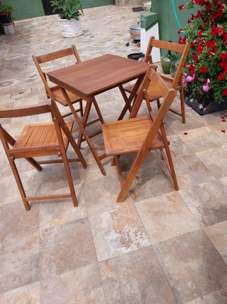 Mesa plegable de madera + 4 sillas