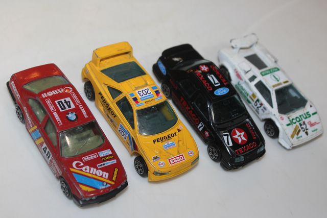 4 carros à escala Burago 1:43