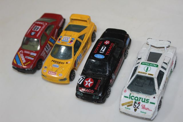4 carros à escala Burago 1:43