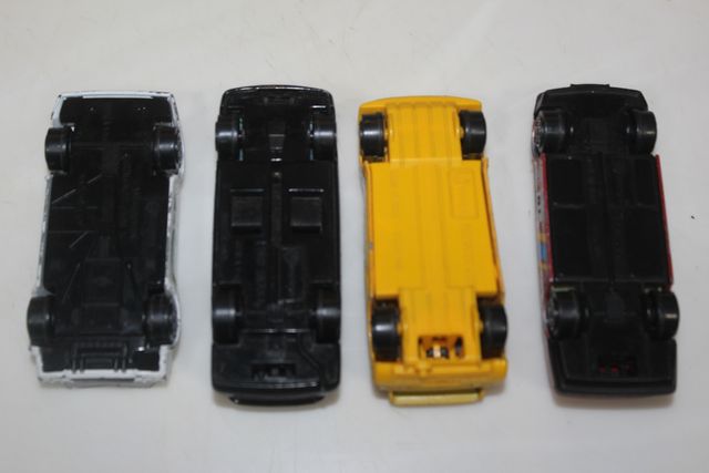 4 carros à escala Burago 1:43