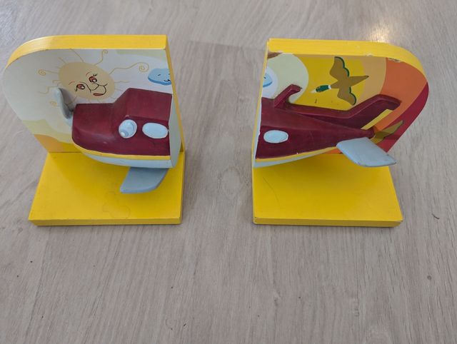 Sujeta libros avión infantil