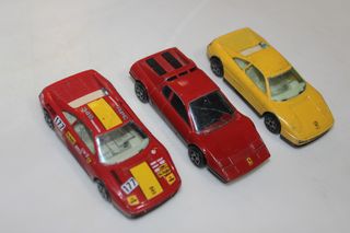 3 auto Ferrari in miniatura
