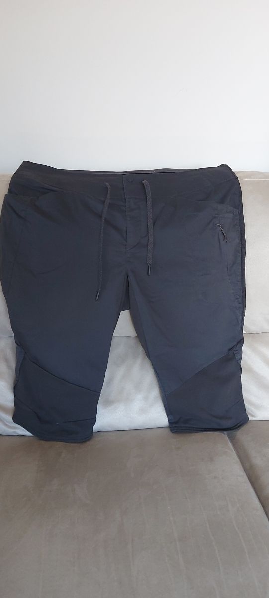 Pantaloncini trekking grigi da donna.