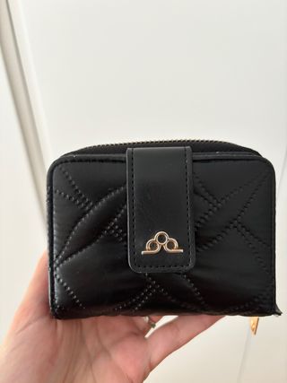 Cartera negra acolchada