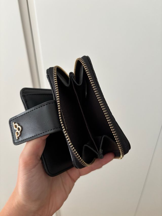 Cartera negra acolchada