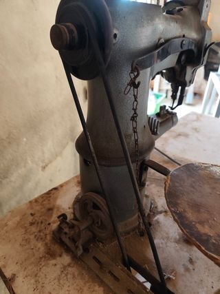 Máquina de ribetear antigua Puig