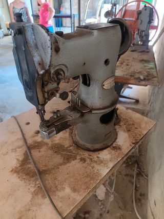 Máquina de ribetear antigua Puig