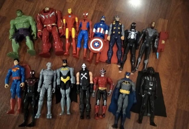 16 Figuras Marvel y DC