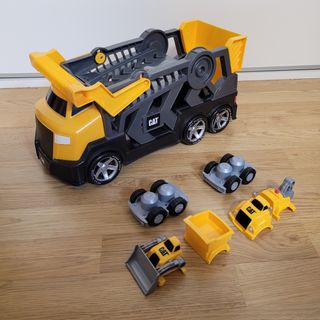 Camión CAT con 2 mini-excavadoras