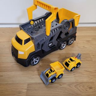 Camión CAT con 2 mini-excavadoras