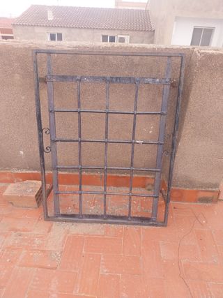 Reja de hierro 110x85cm para ventana. Forjada 