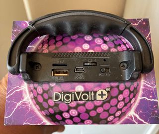 Altavoz portátil DigiVolt con luces y batería reca