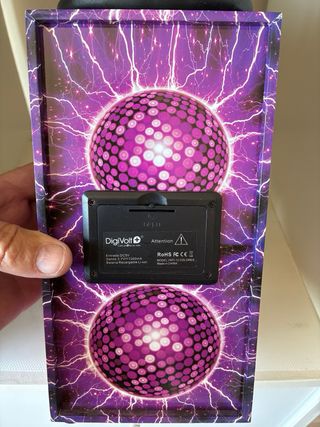 Altavoz portátil DigiVolt con luces y batería reca