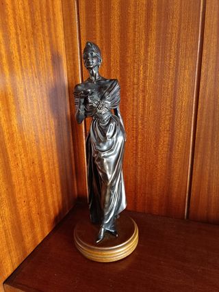 Escultura Metálica Mujer