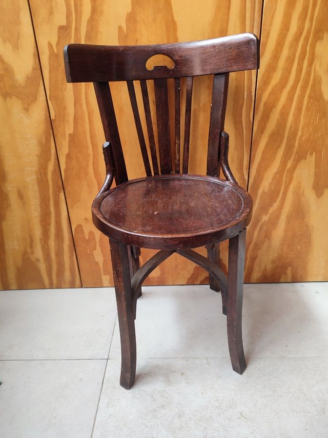 Silla de madera antigua